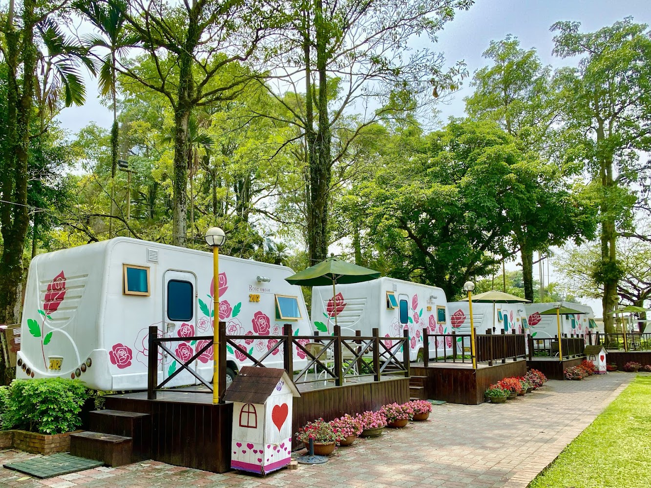 嘉義海線慢旅新亮點（2026）：詩情花園度假村—豪華露營車、在地海味與星空饗宴