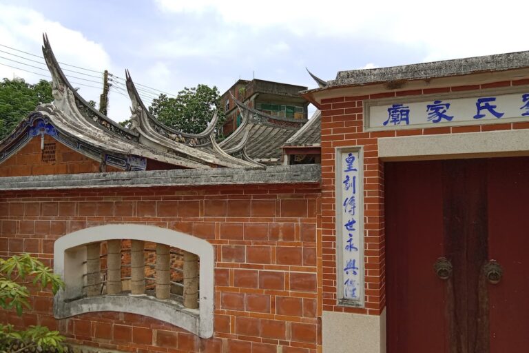 2026 新埔老街深度報導：紅磚宗祠、客家小吃與秋日曬柿慢遊指南