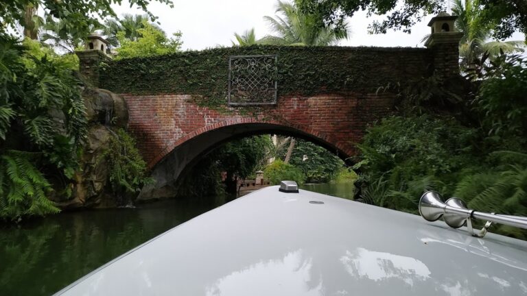 花蓮理想大地打造「偽出國」運河度假：拱橋遊艇、湖畔早餐與限時雙人專案NT$4,999