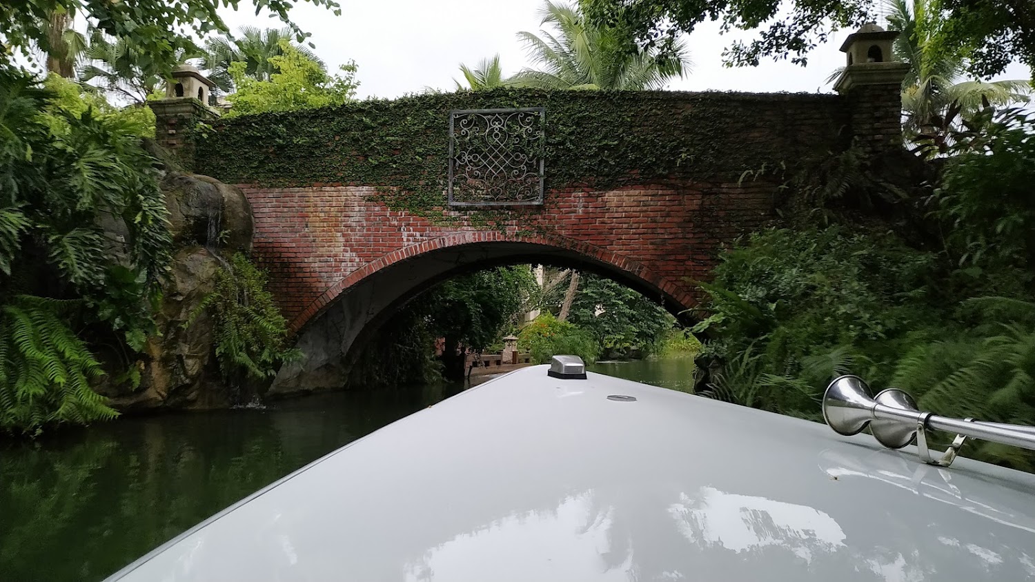 花蓮理想大地打造「偽出國」運河度假：拱橋遊艇、湖畔早餐與限時雙人專案NT$4,999