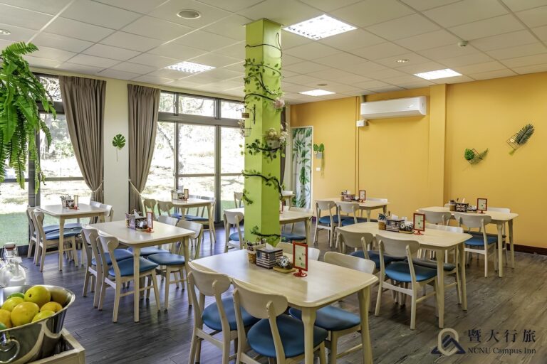 明亮整潔的用餐區有木質餐桌椅
