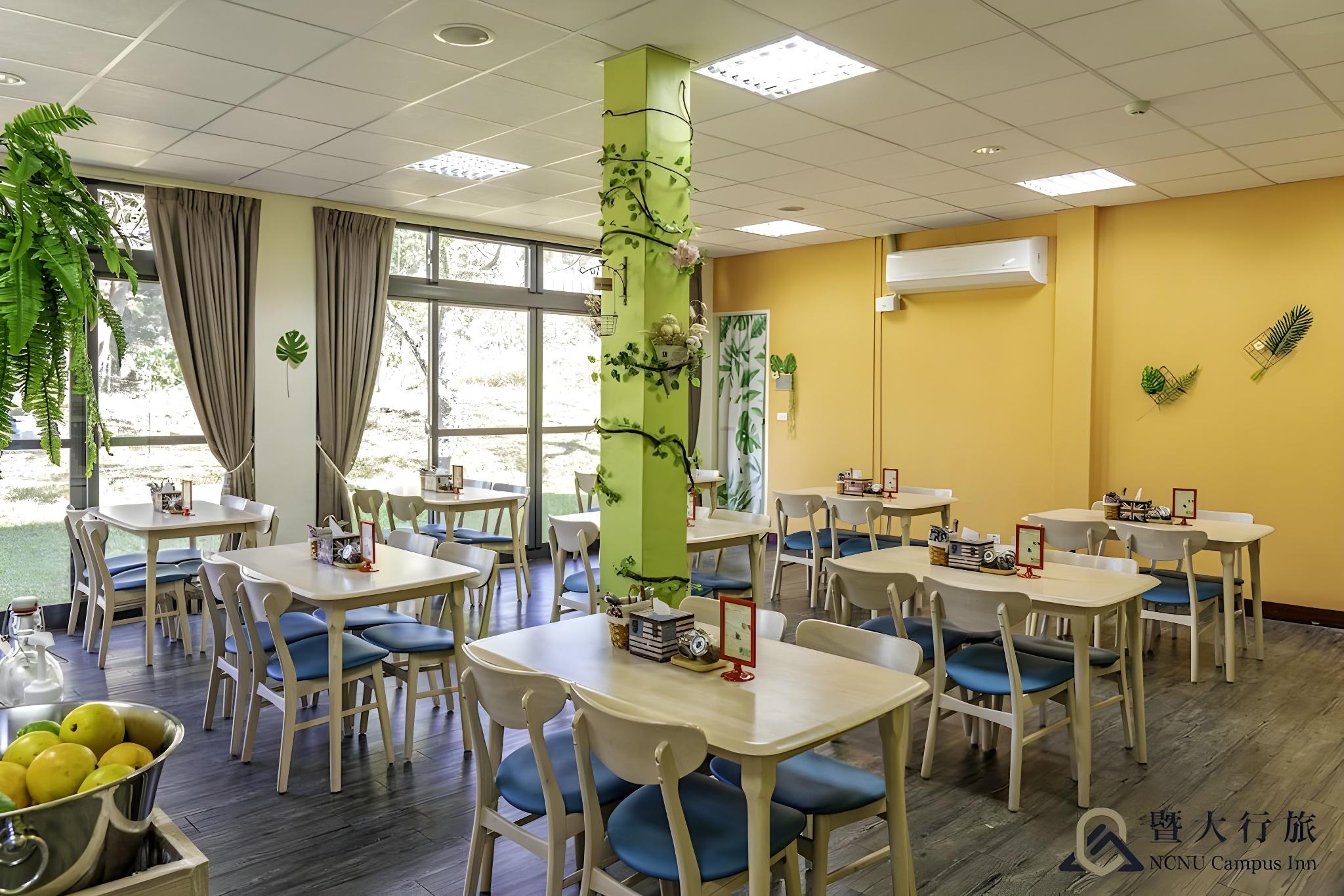 明亮整潔的用餐區有木質餐桌椅