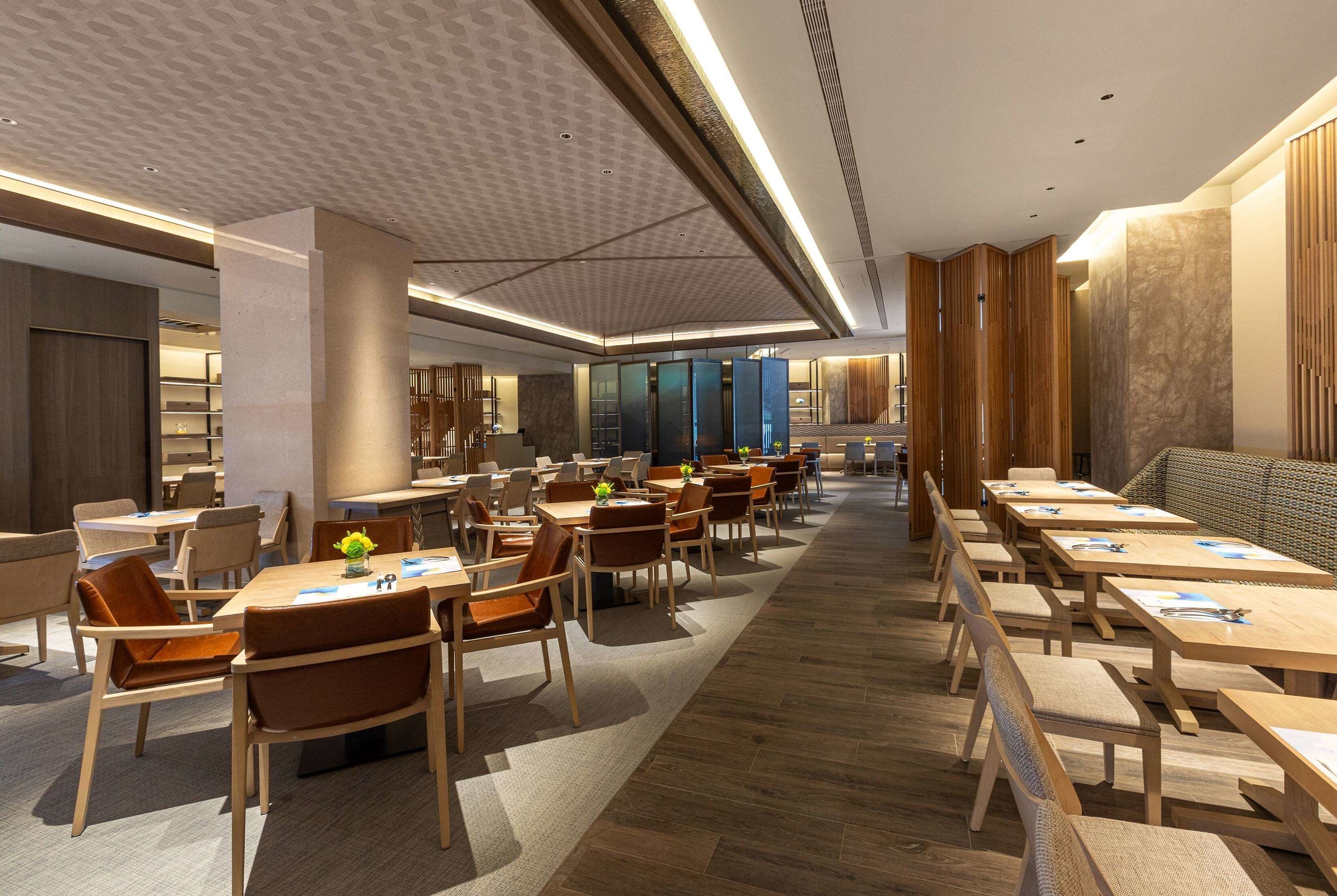 現代風格餐廳寬敞明亮，木質桌椅呈現溫馨用餐氛圍