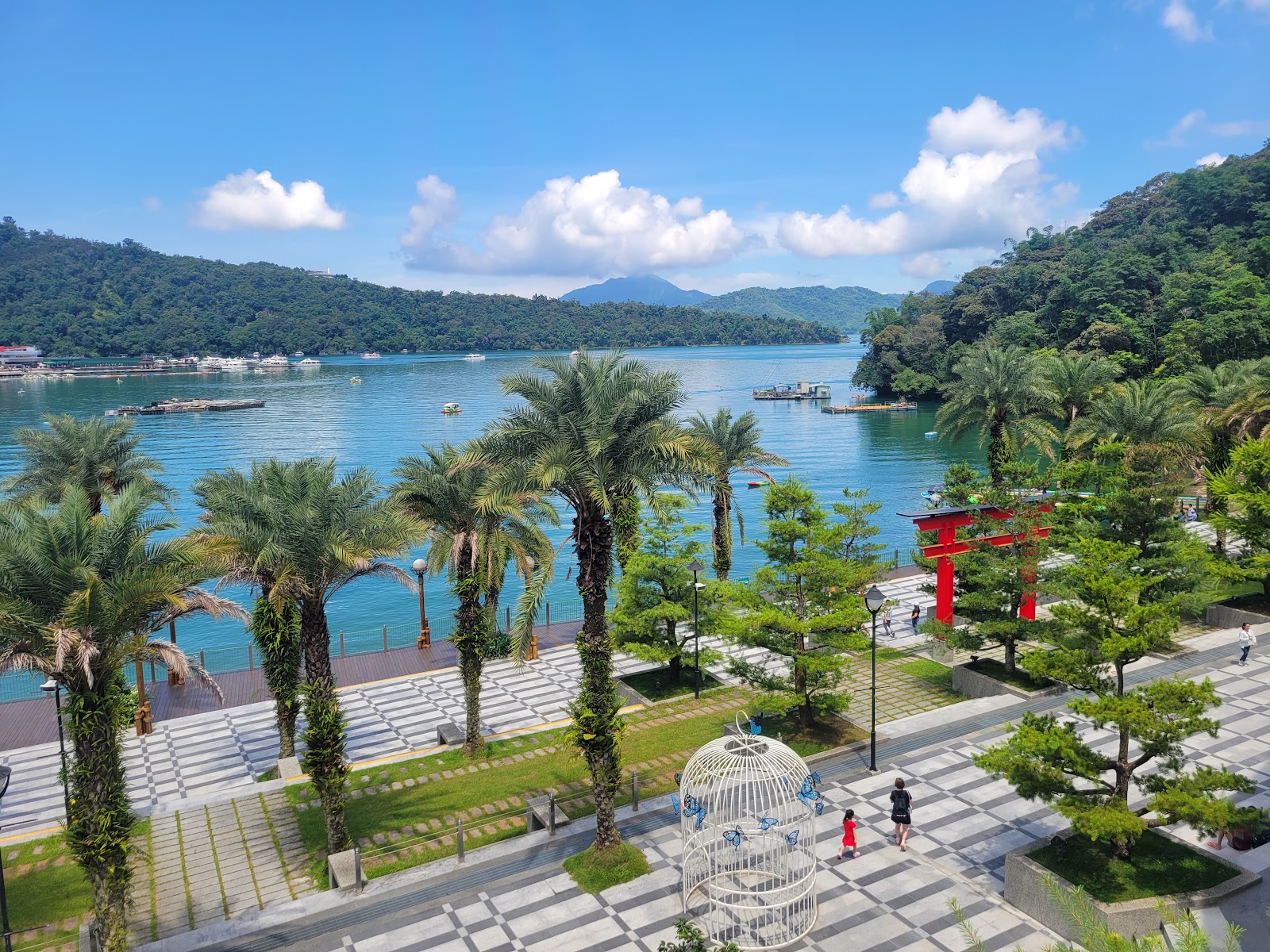 日月潭纜車站廣場面湖景色，遠眺日月潭寬廣的湖面與層疊的青山