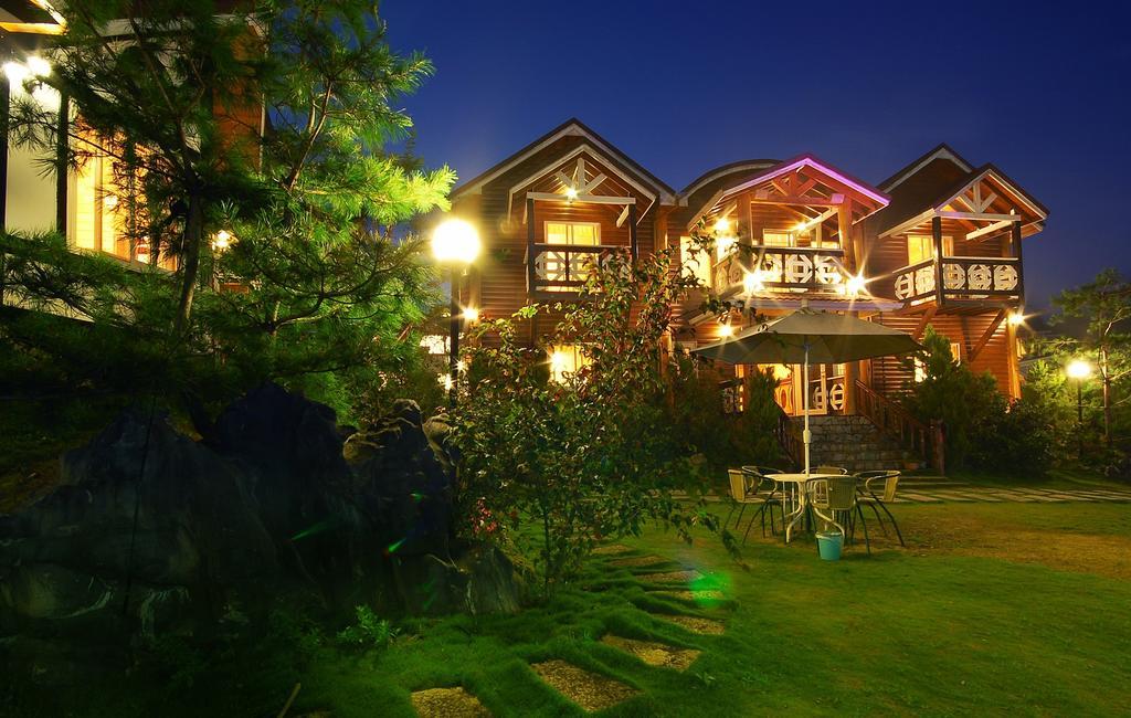清境雲海景觀渡假山莊夜間木屋庭園