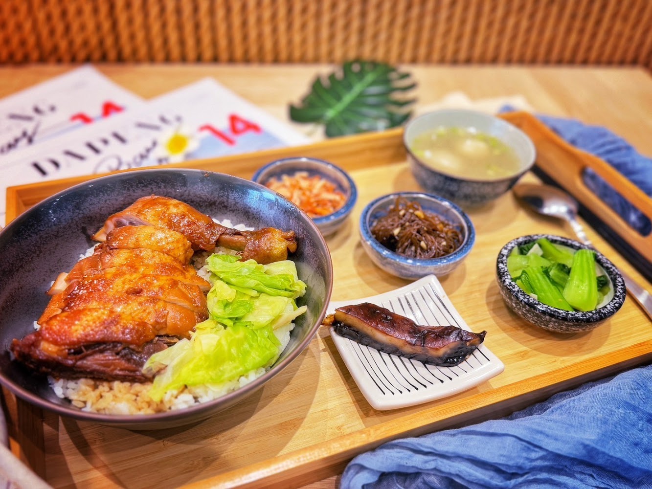 燒鴨飯套餐搭配烤魚與小菜