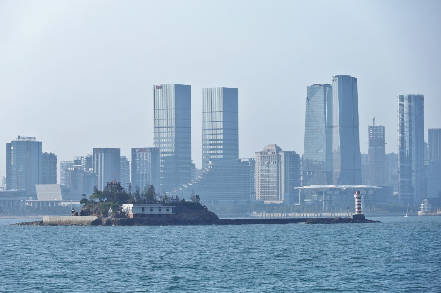 海上小島與高樓燈塔景色