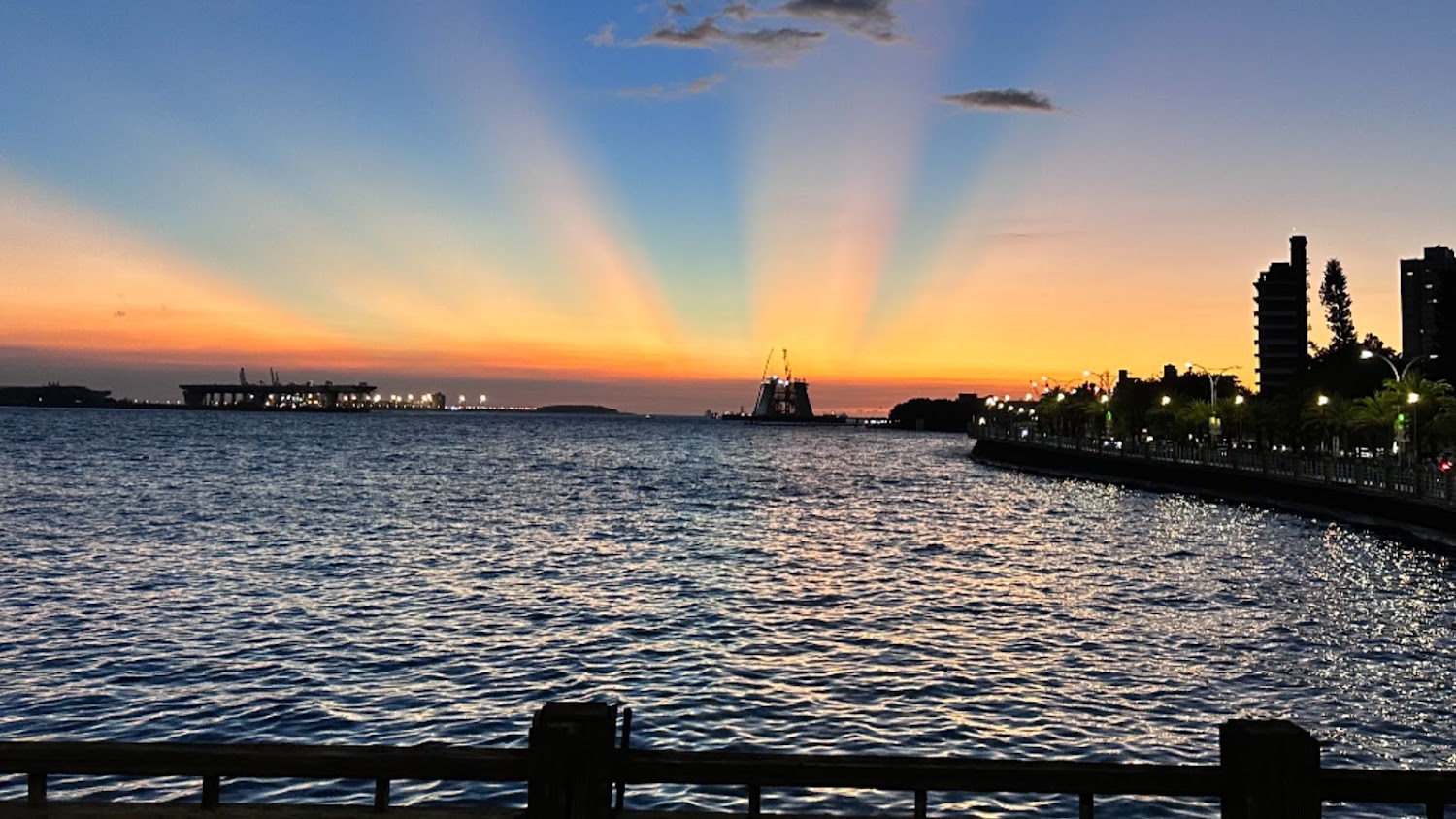 淡水夕陽海景與河岸步道