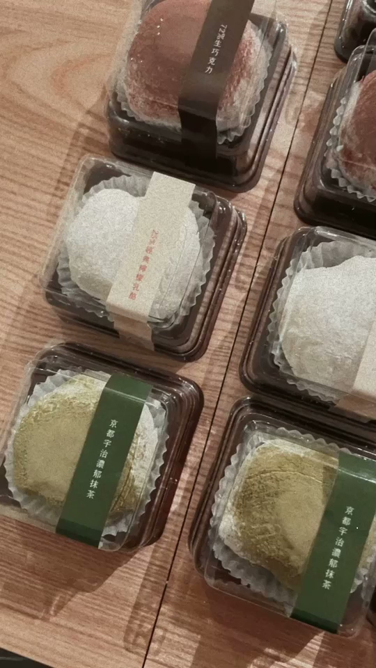 和日Hery多個透明盒包裝的日式大福有抹茶巧克力與草莓奶酪口味