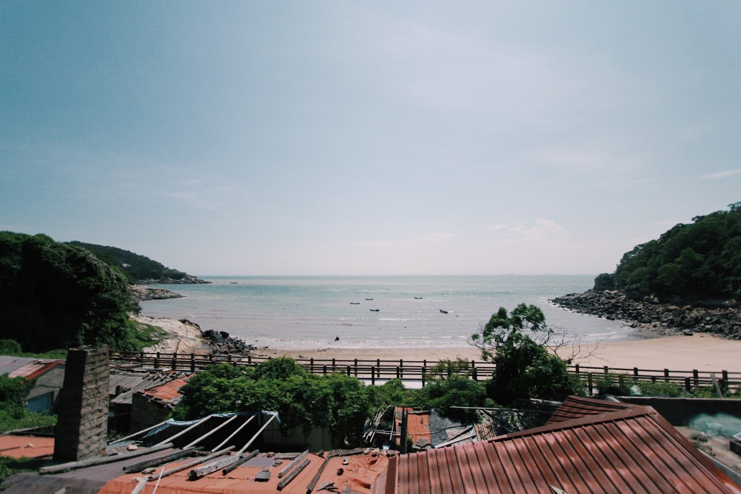 窗外可見的海灘藍天與船隻景色