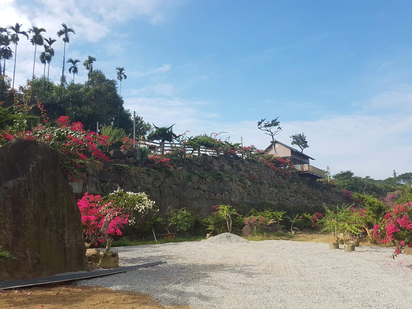 黃山秘境景觀餐廳庭園石牆與花卉景觀