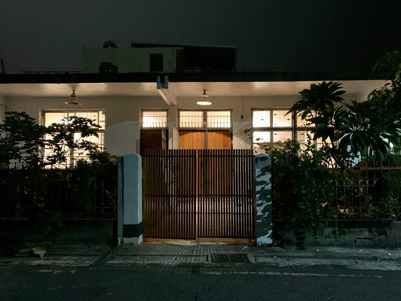 草民夜晚外觀