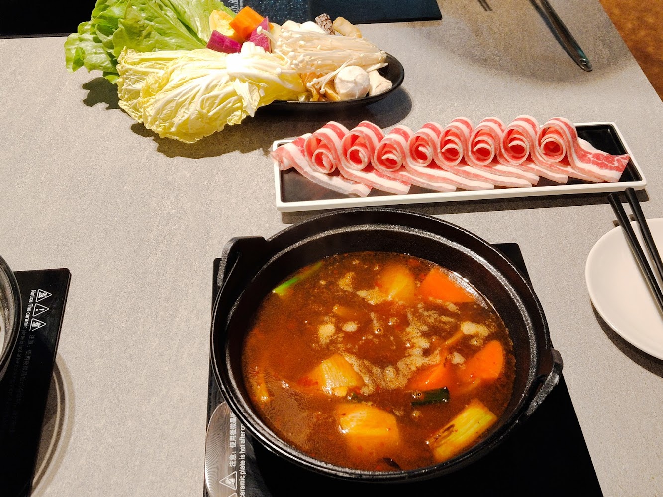 狂一鍋火鍋套餐與蔬菜盤