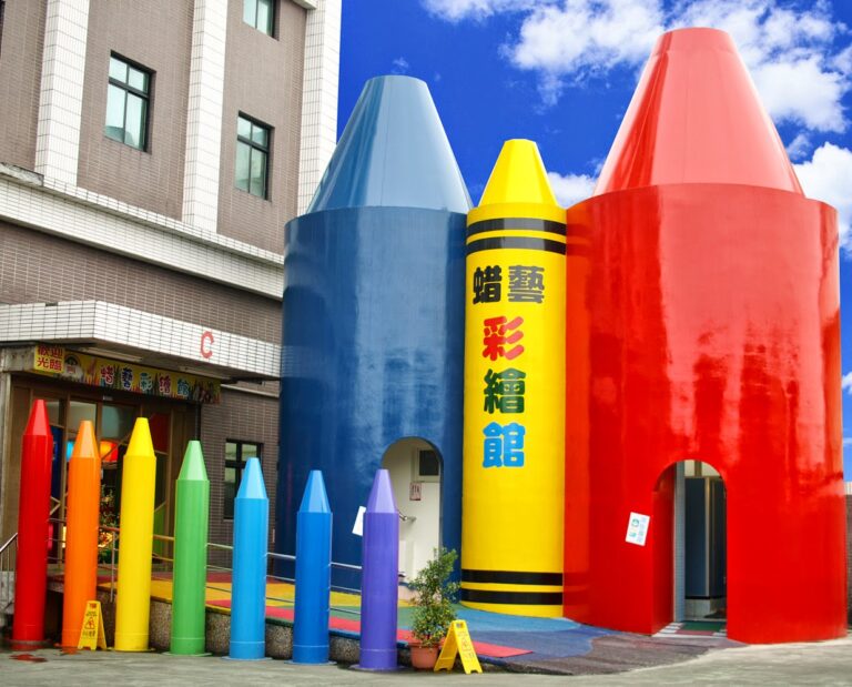 外觀造型像彩色蠟筆的蜡藝蜡筆城堡建築