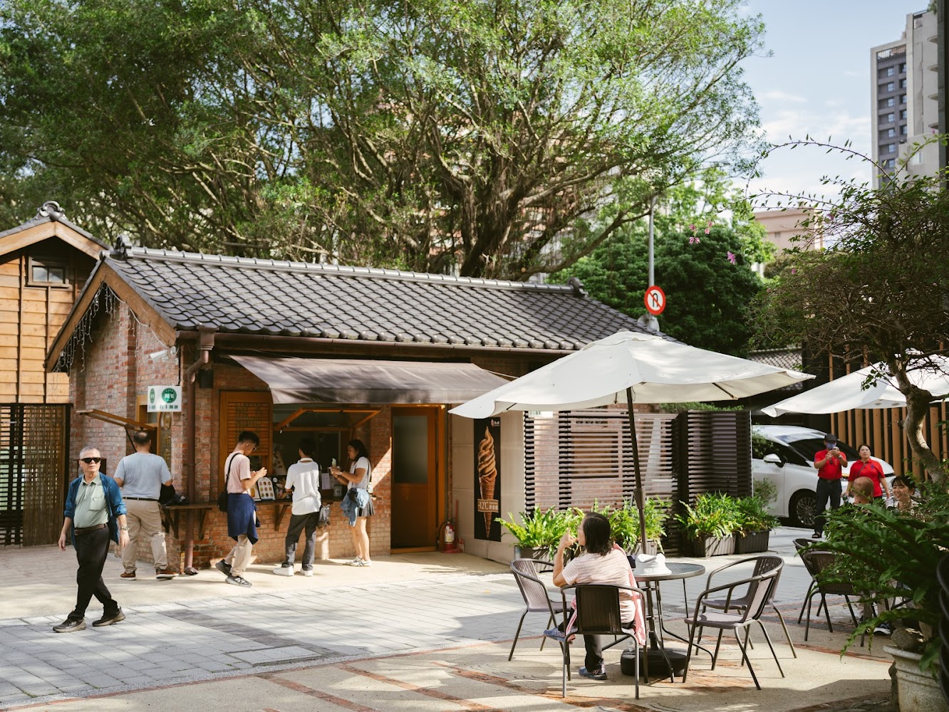 榕錦時光生活園區日式磚瓦建築與戶外座位區