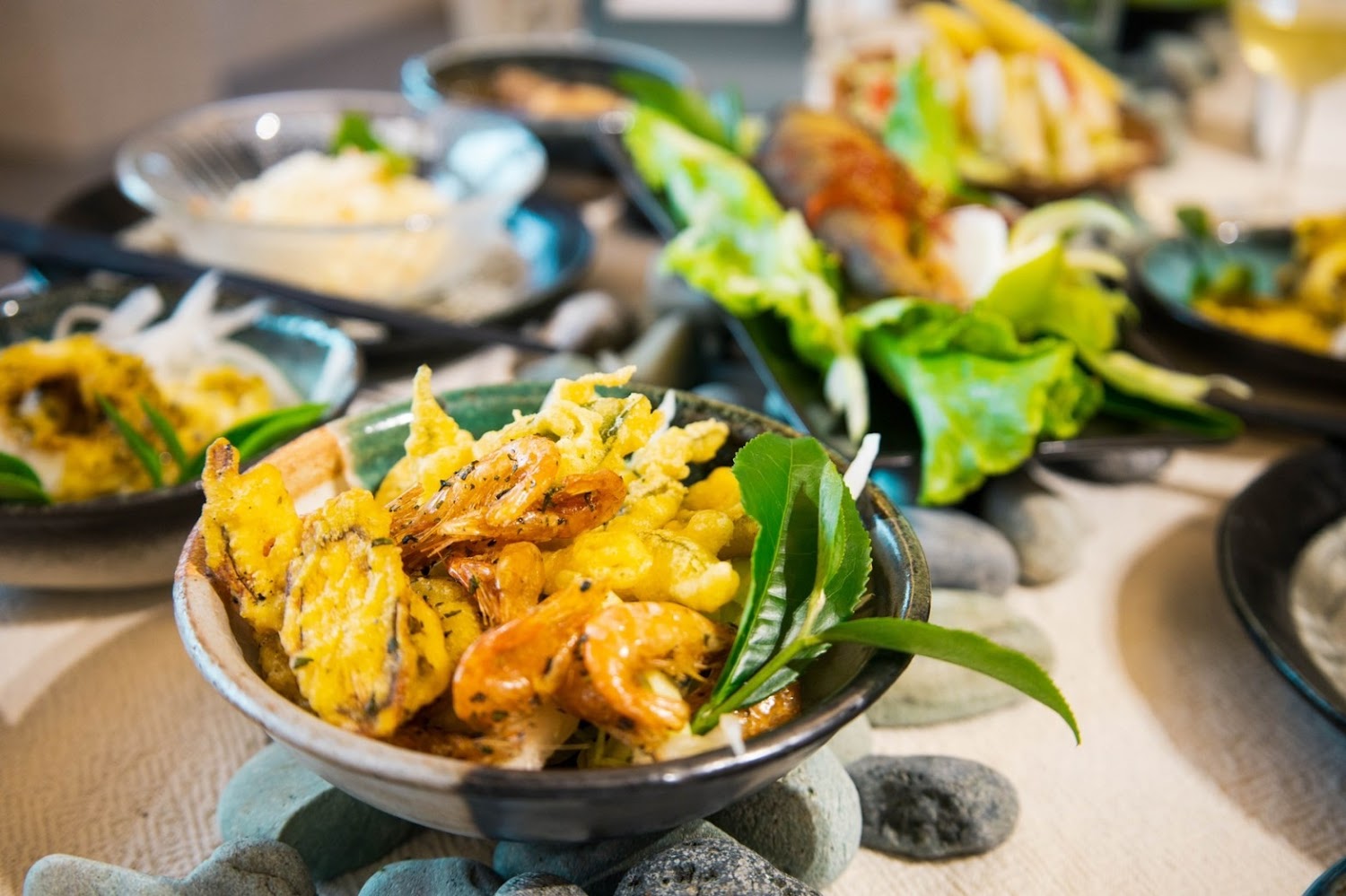 天婦羅炸蝦與多樣菜餚的精緻桌菜