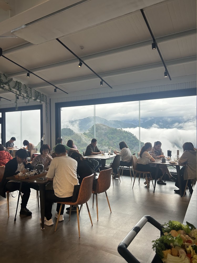 璟隆咖啡落地窗山景用餐空間