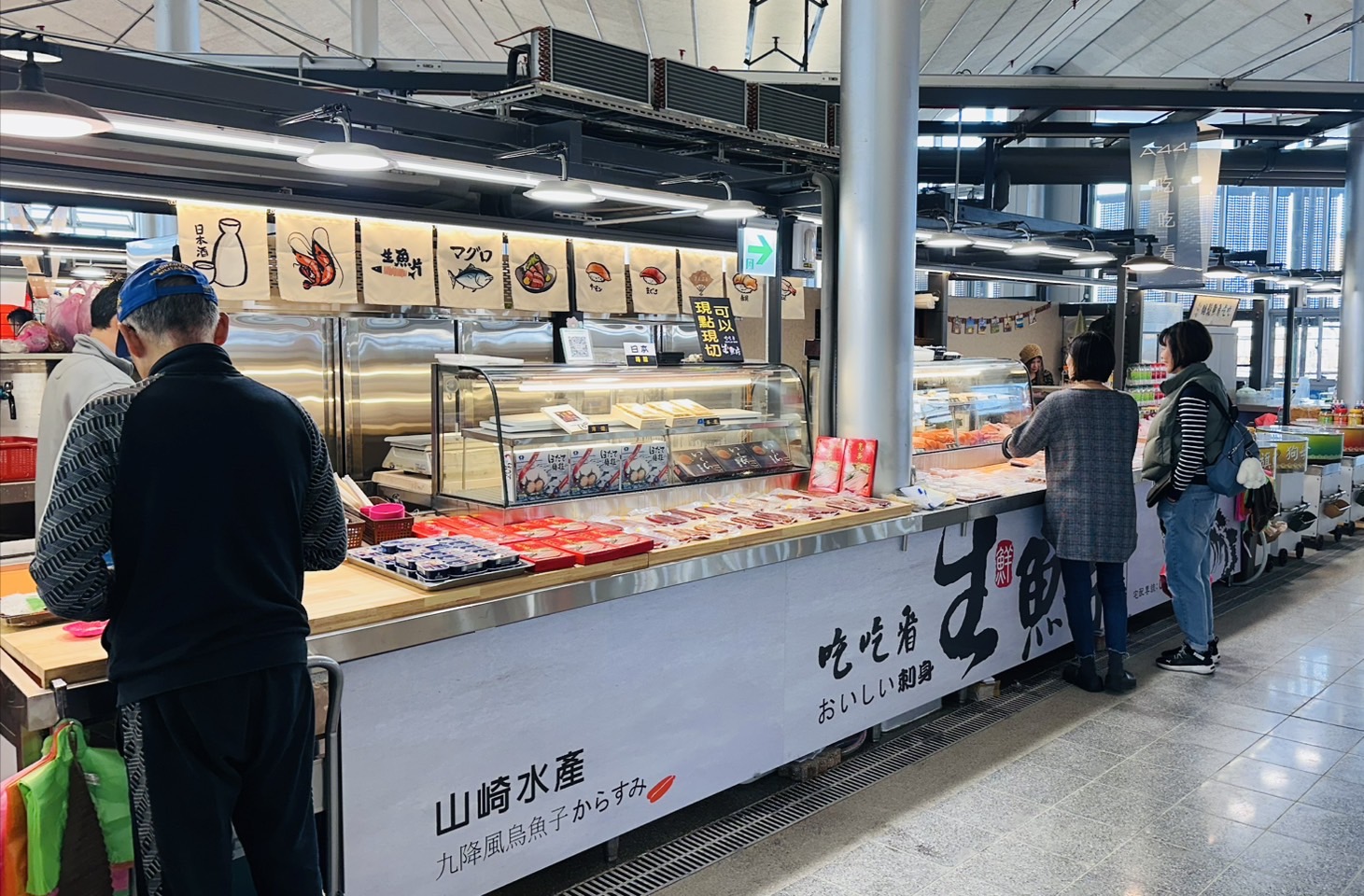 吃吃看生魚片店面與顧客選購