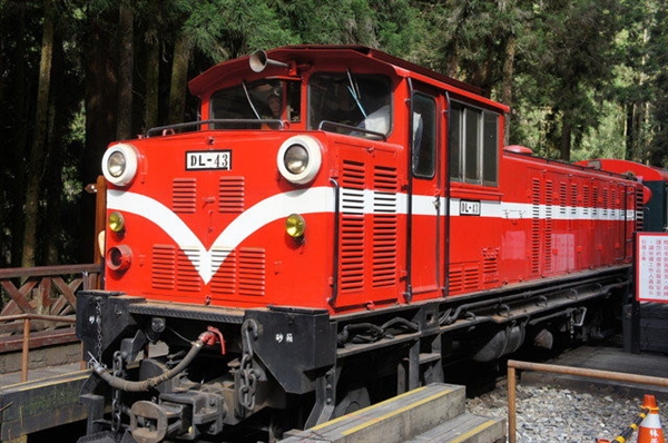 阿里山鐵道旅遊網紅色窄軌火車頭
