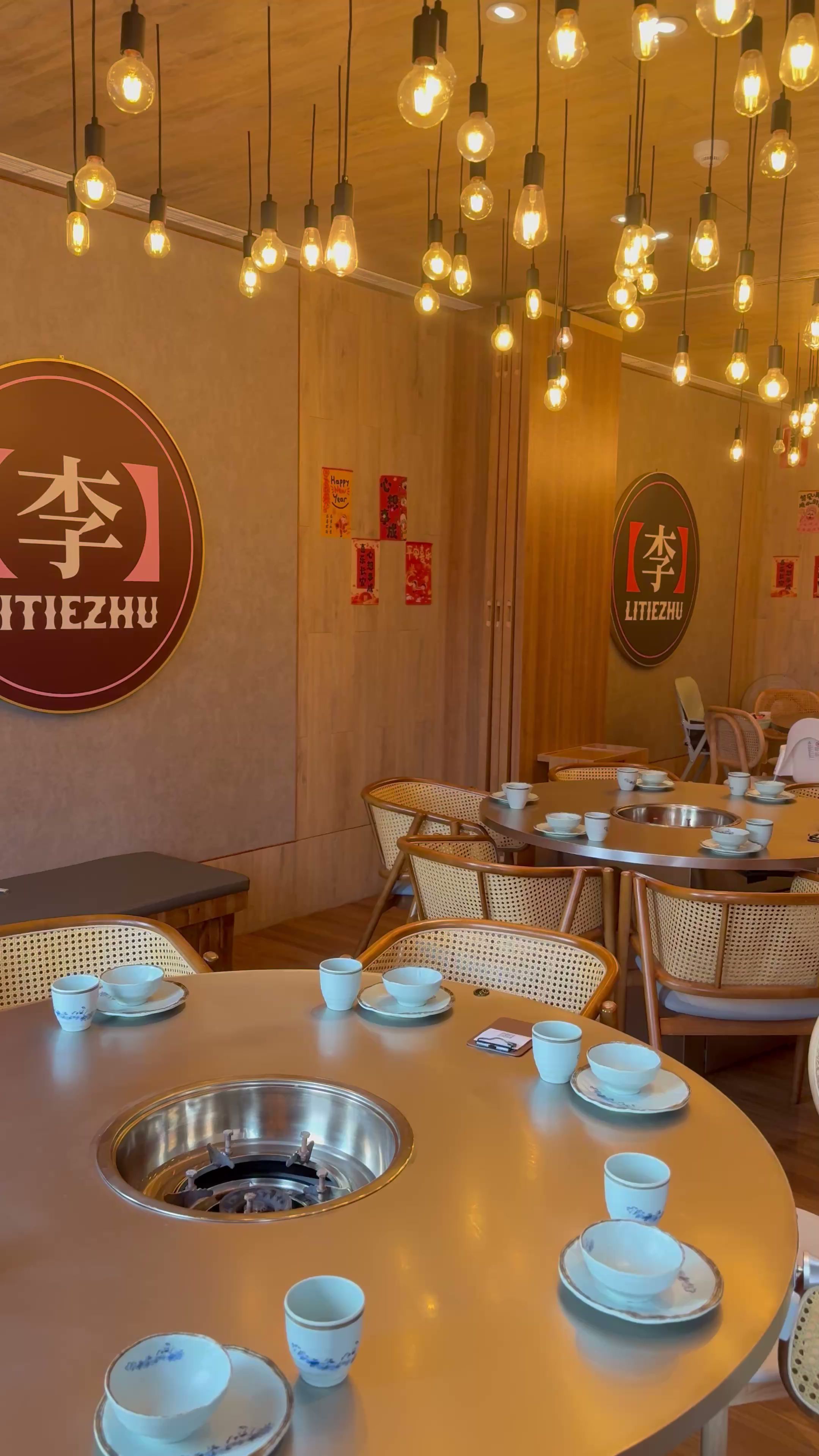 李鐵柱麻辣茶鍋竹北店內部圓桌空間