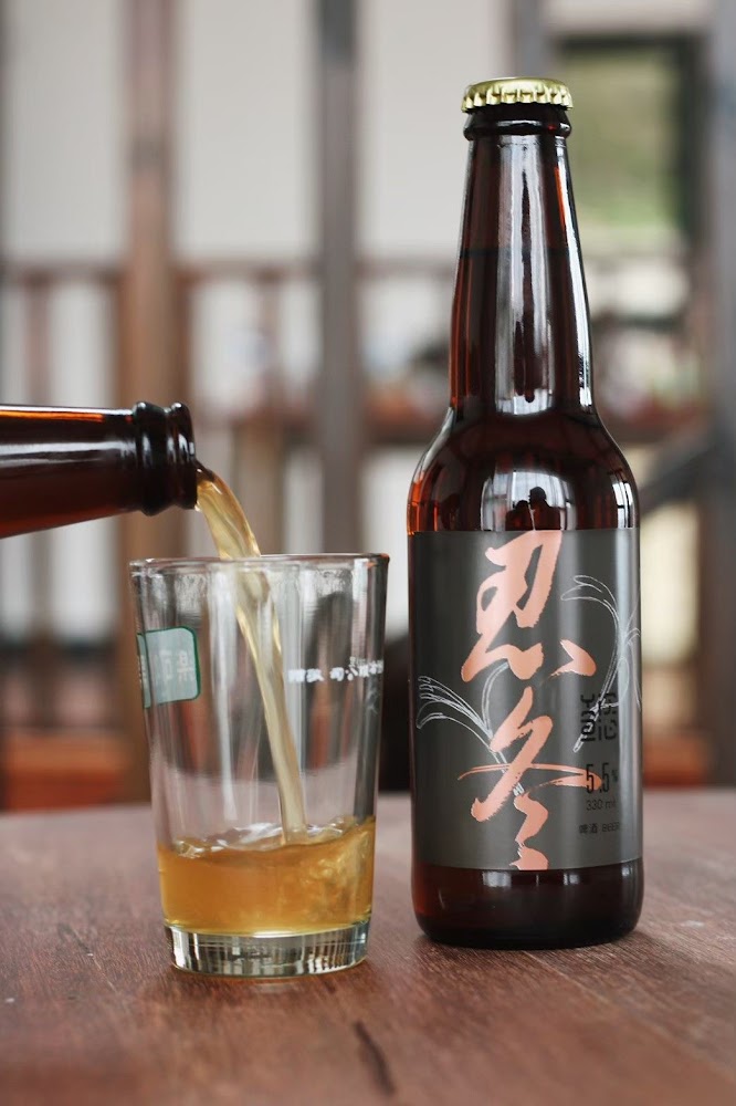 啤酒倒入透明杯中的畫面