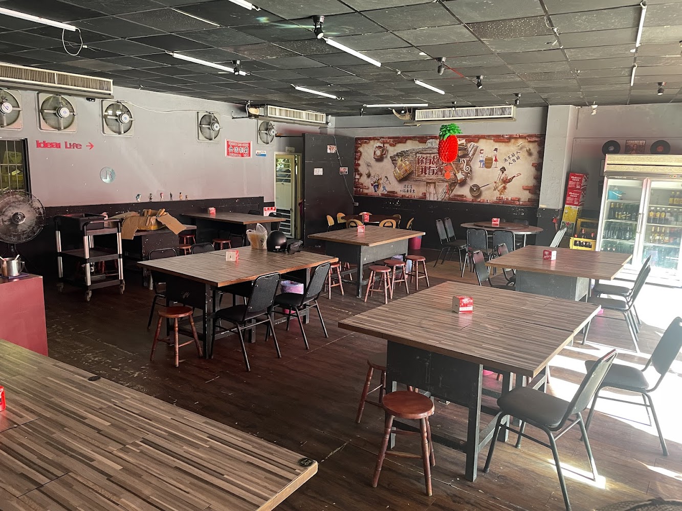 餐廳室內擺放多張木桌與椅子，環境乾淨寬敞