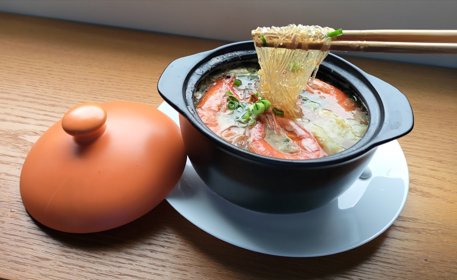 砂鍋冬粉湯內有鮮蝦與高湯