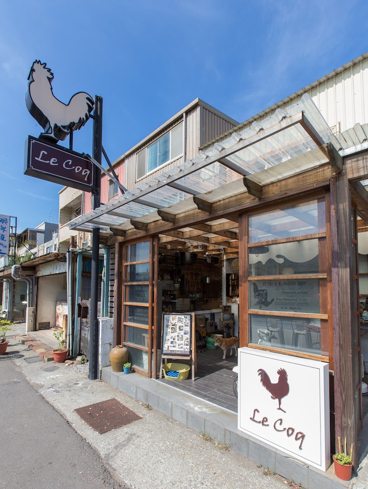 公雞咖啡店面外觀,木造結構與公雞招牌相當醒目