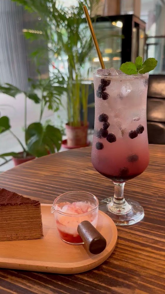 藍莓氣泡飲與千層蛋糕下午茶
