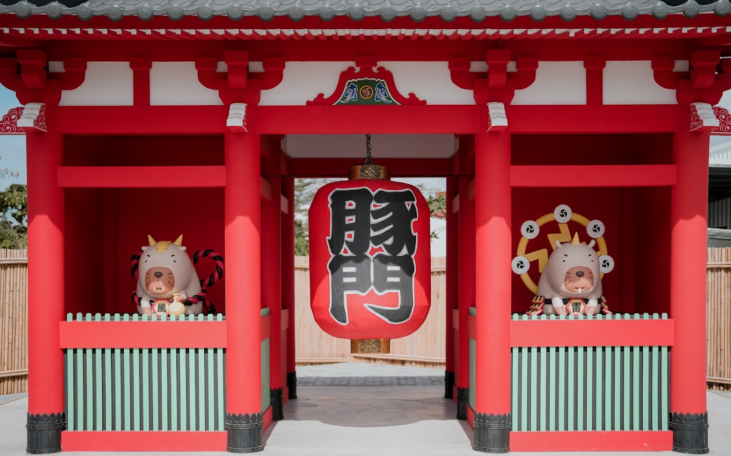 日式風格紅色神社建築與可愛動物裝飾