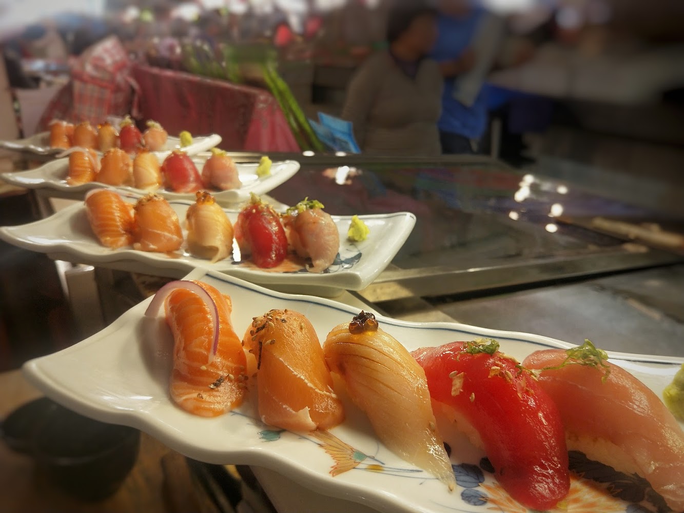 多盤握壽司與生魚片料理擺滿餐桌