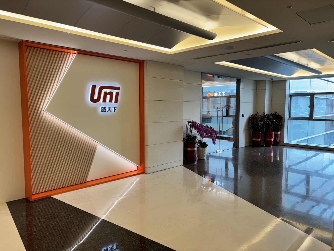 UMI旅天下辦公空間明亮整潔，有品牌識別牆面