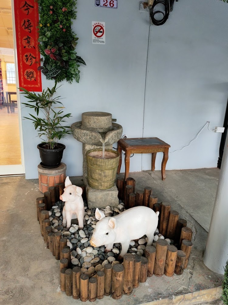 雲林古早厝餐廳入口旁水景與豬造型雕像