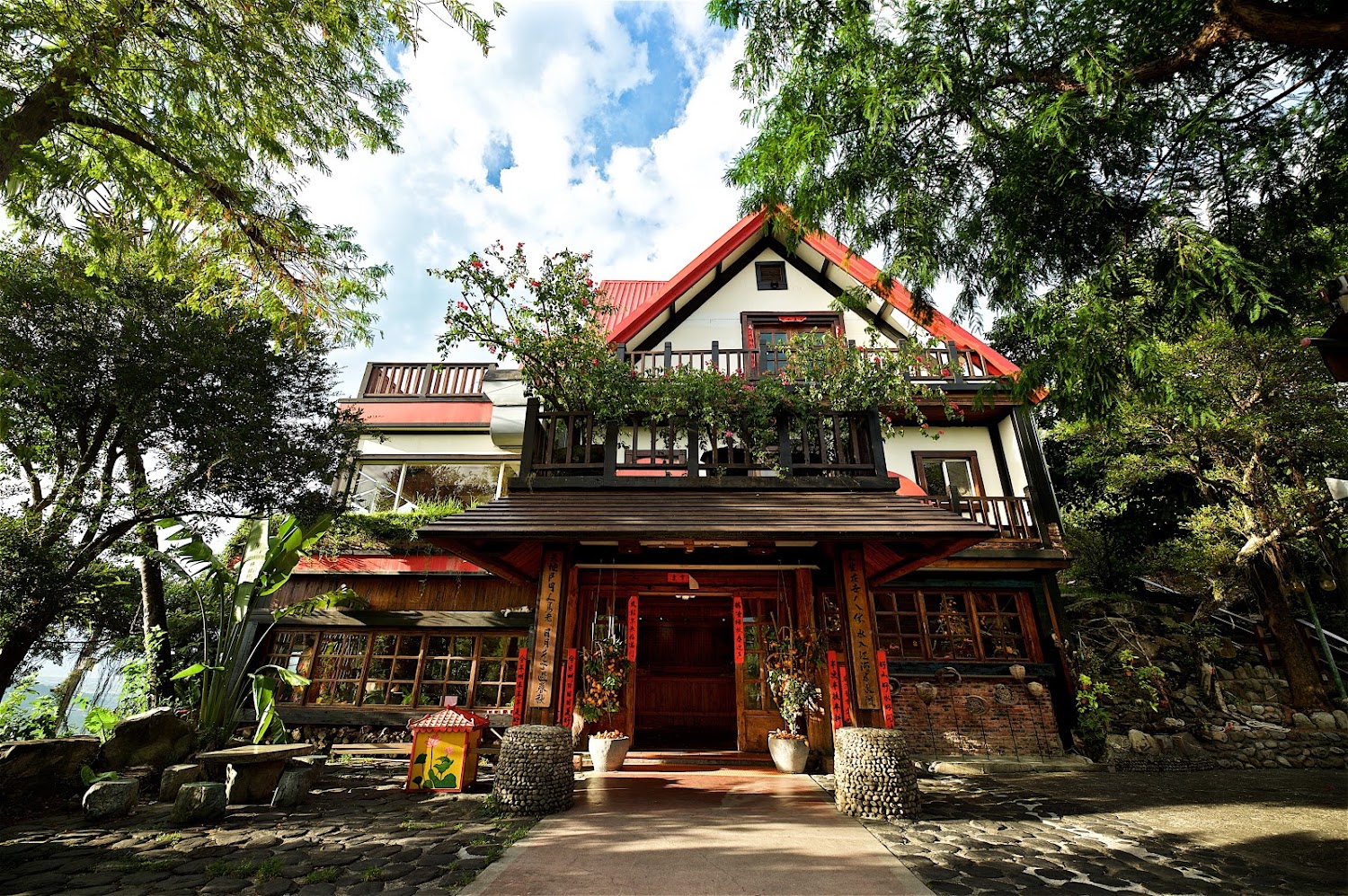 紅色屋頂木造建築 surrounded by greenery