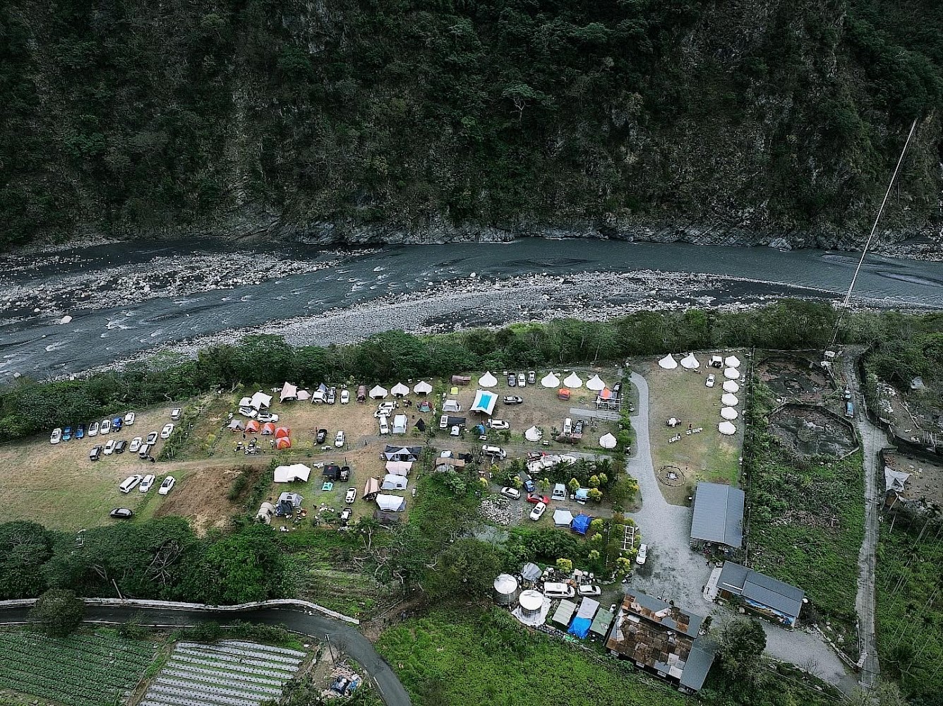 山谷露瑪露營區河邊山谷露營景觀