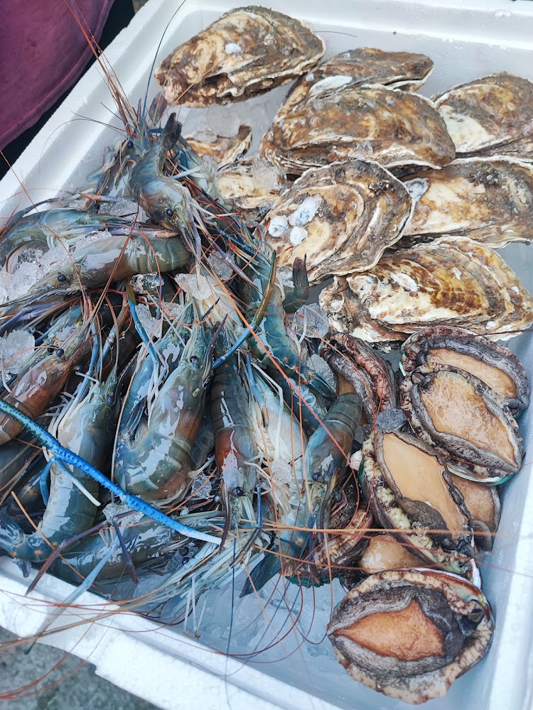 冰塊上擺滿新鮮大蝦鮑魚與生蠔