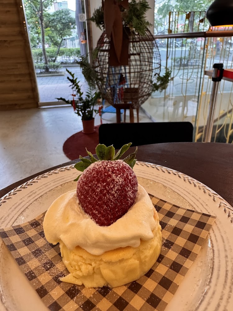 草莓甜點與溫馨咖啡廳背景