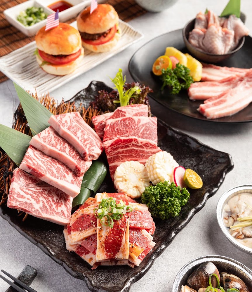 燒肉套餐含牛雞海鮮與小漢堡