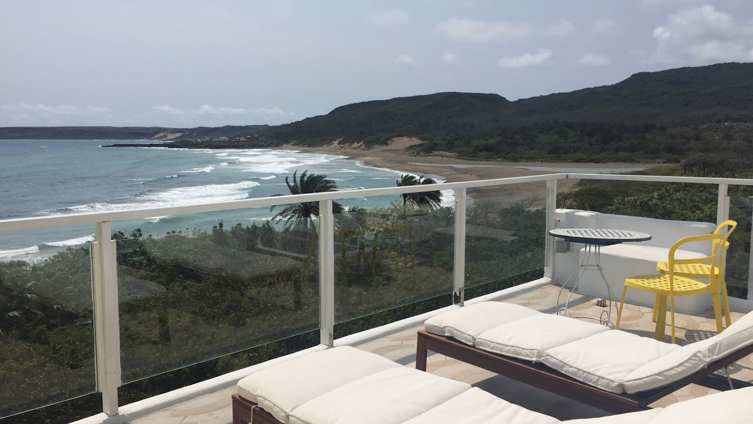 陽台躺椅俯瞰海灘與山海景