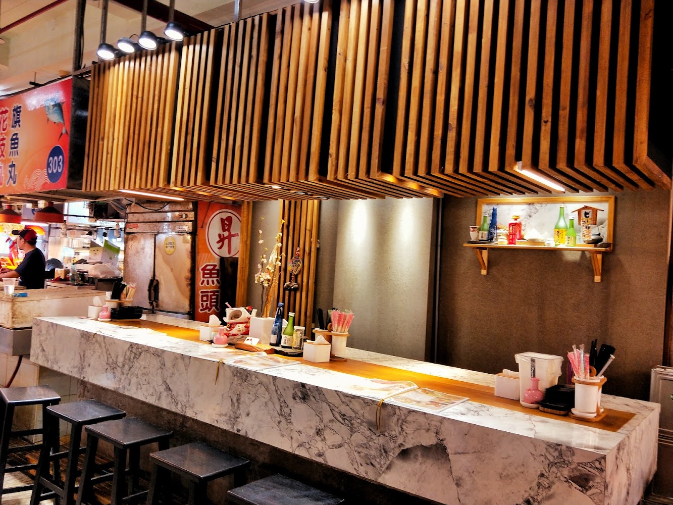 華僑市場日式料理店內吧台與座位空間