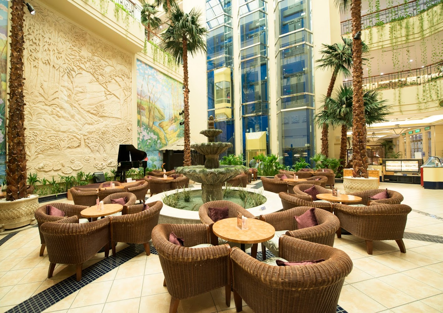 劍湖山渡假大飯店高挑休息區與中央噴泉