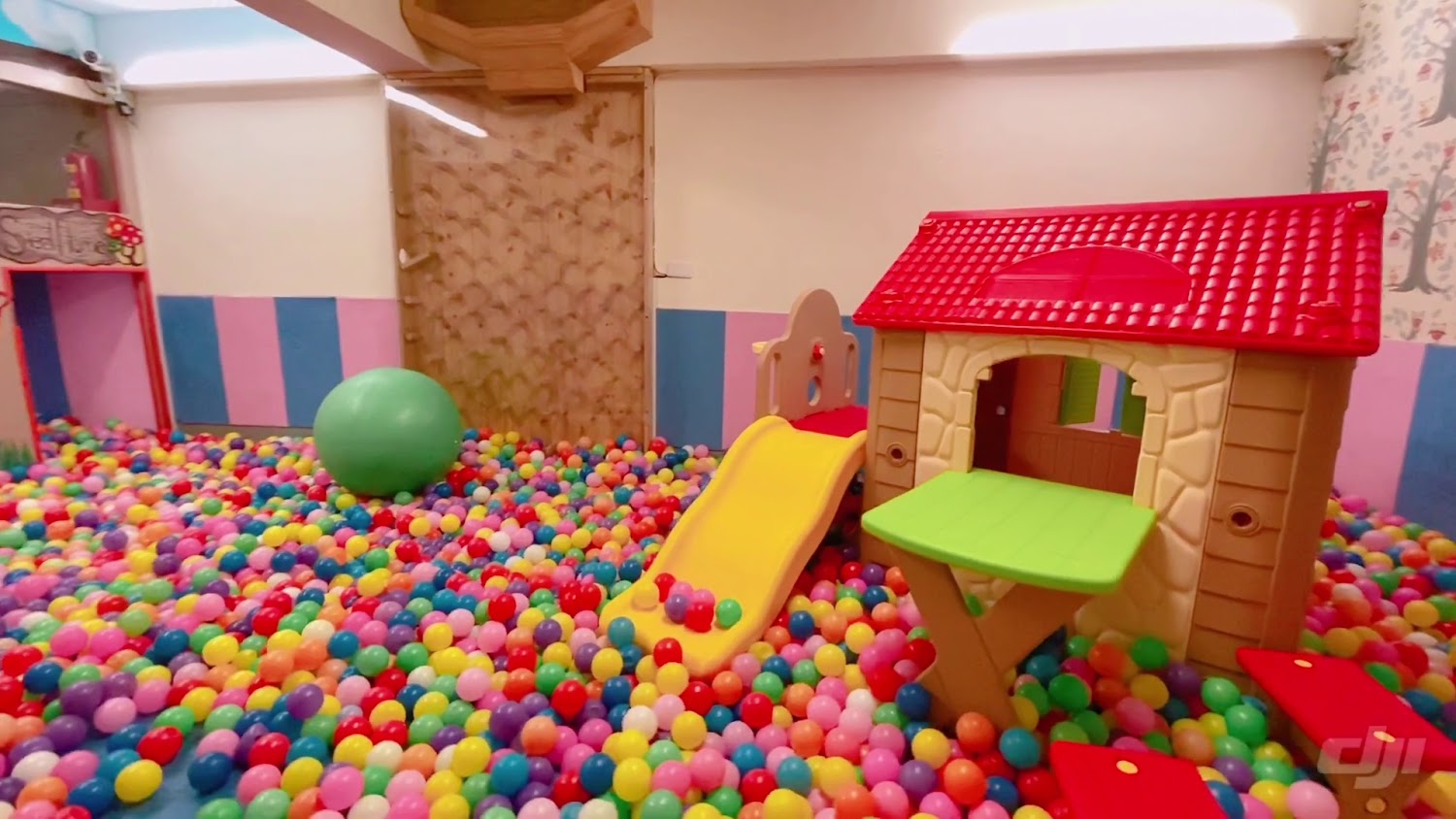 室內兒童遊樂區有球池溜滑梯與玩具小屋