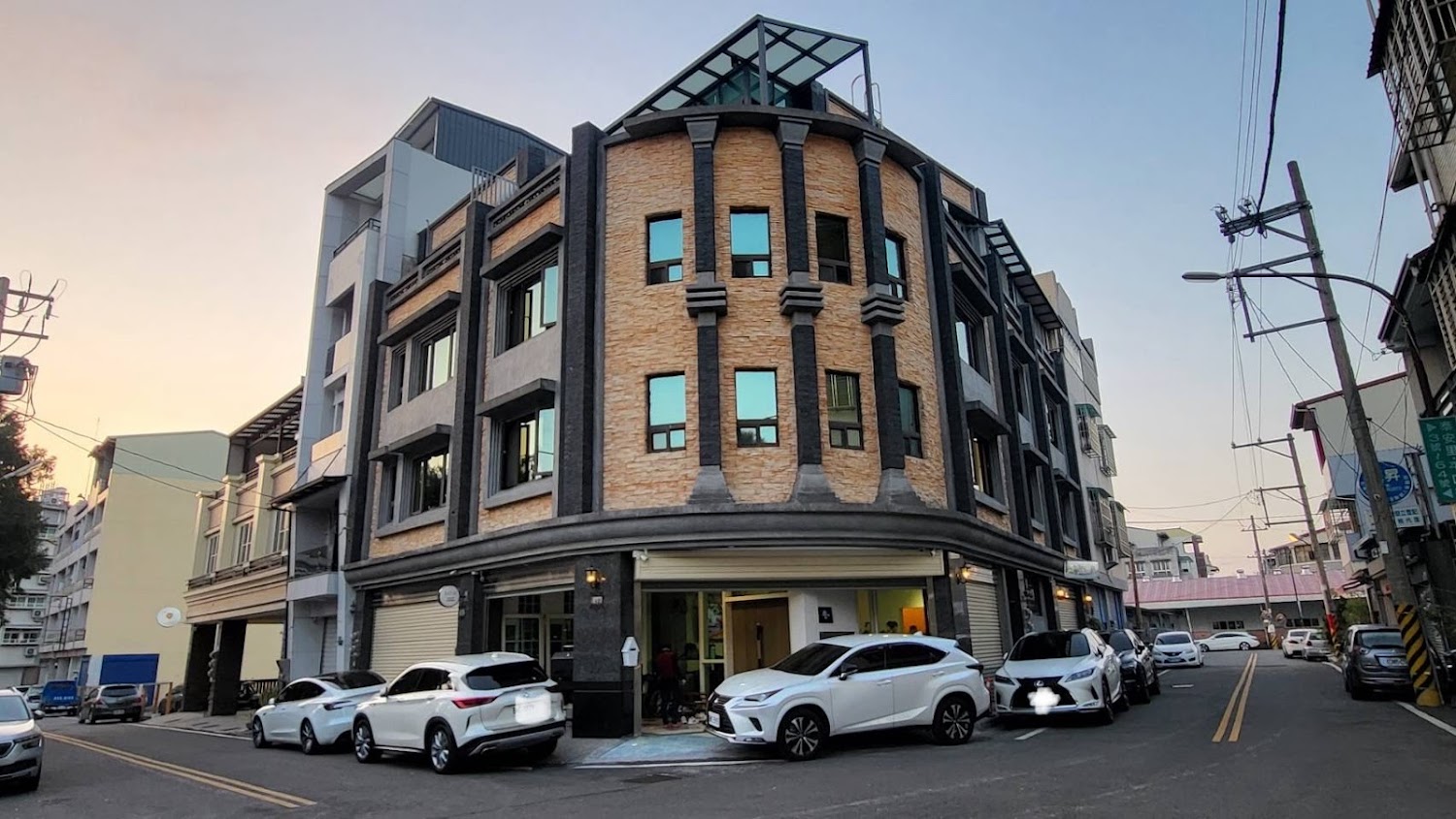 街角現代建築外觀與停車空間