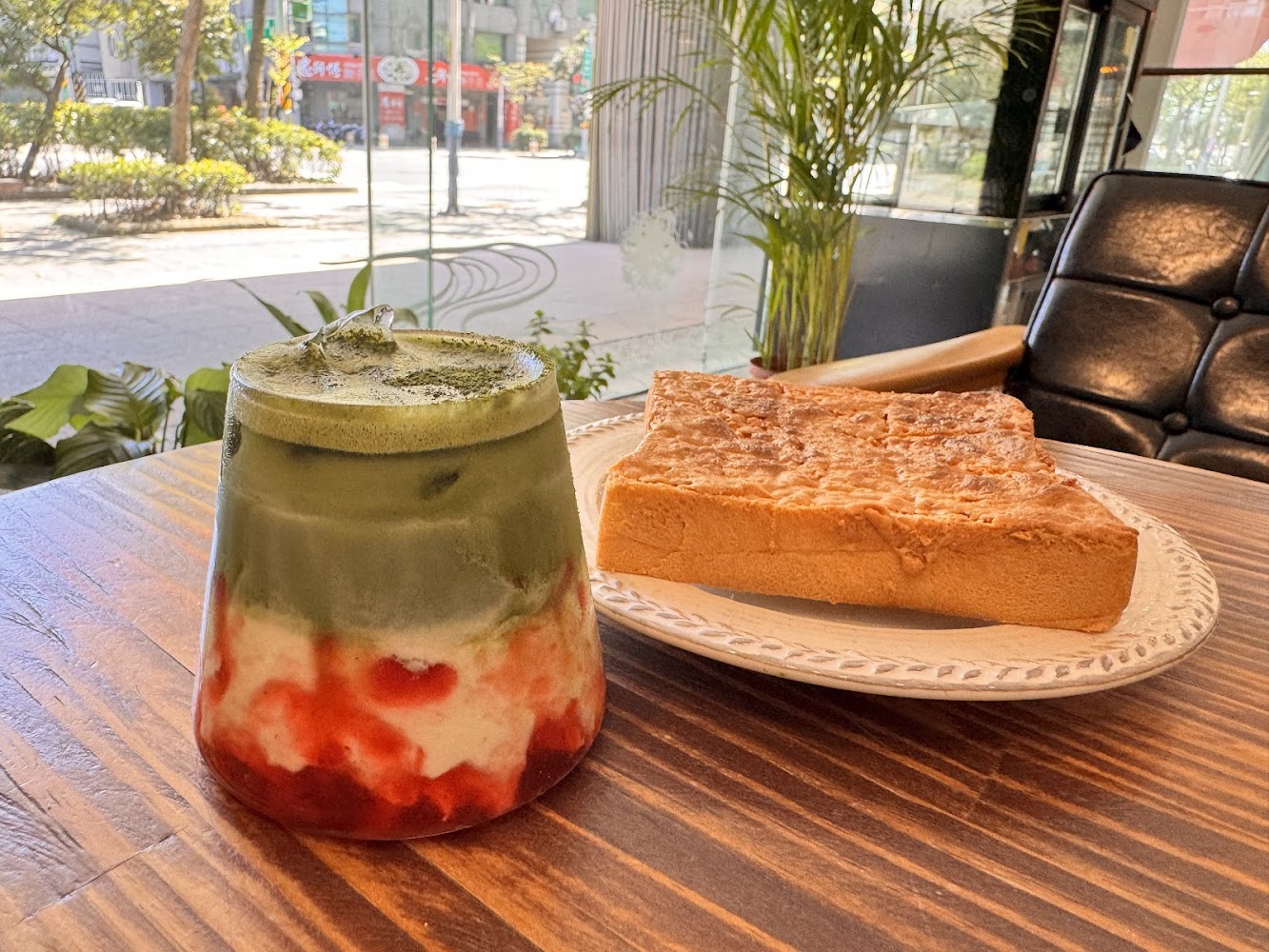 抹茶草莓飲與厚片吐司