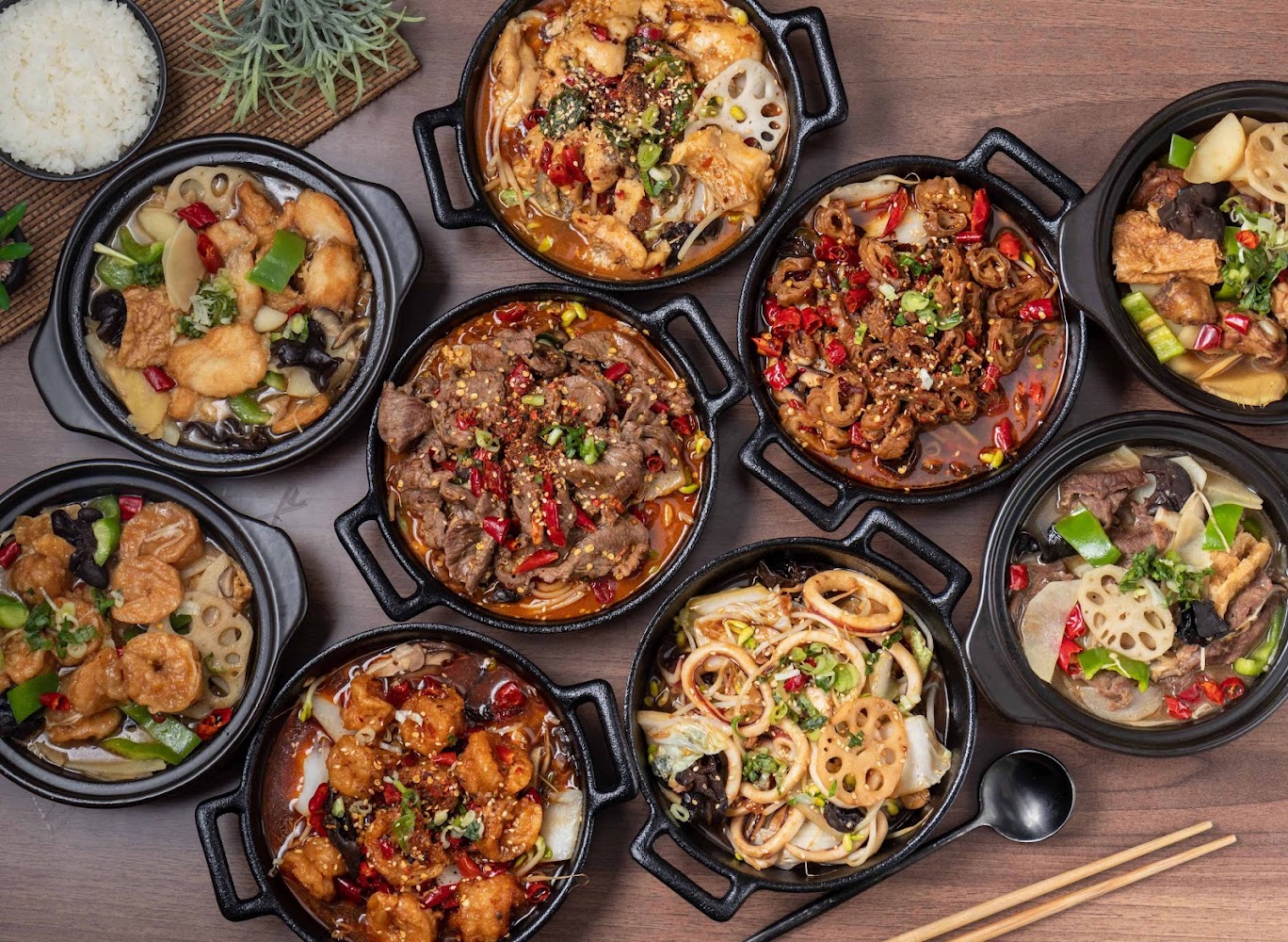 極黃燜雞米飯砂鍋料理