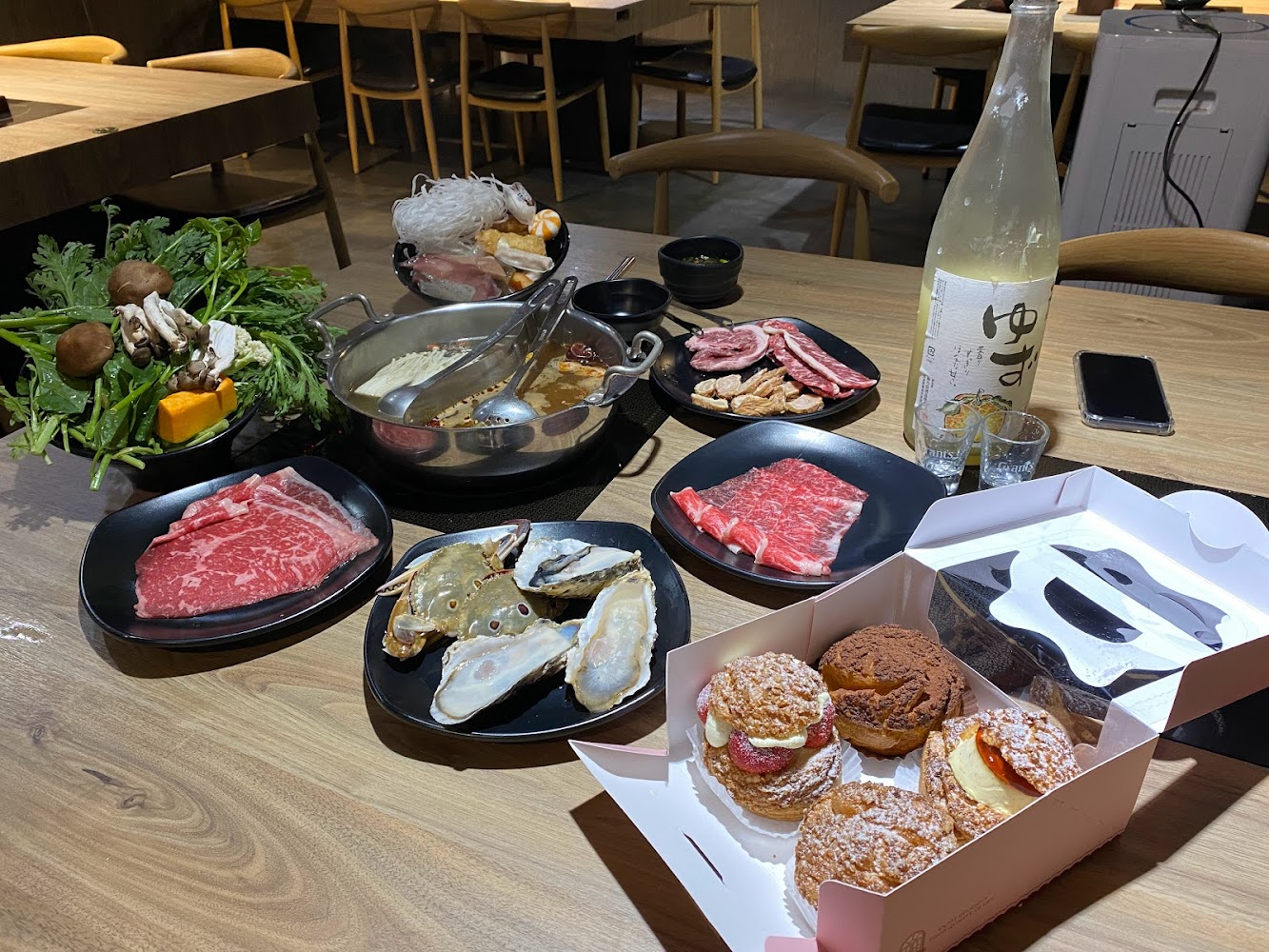 孫太太慢火鍋桌上海鮮與肉盤