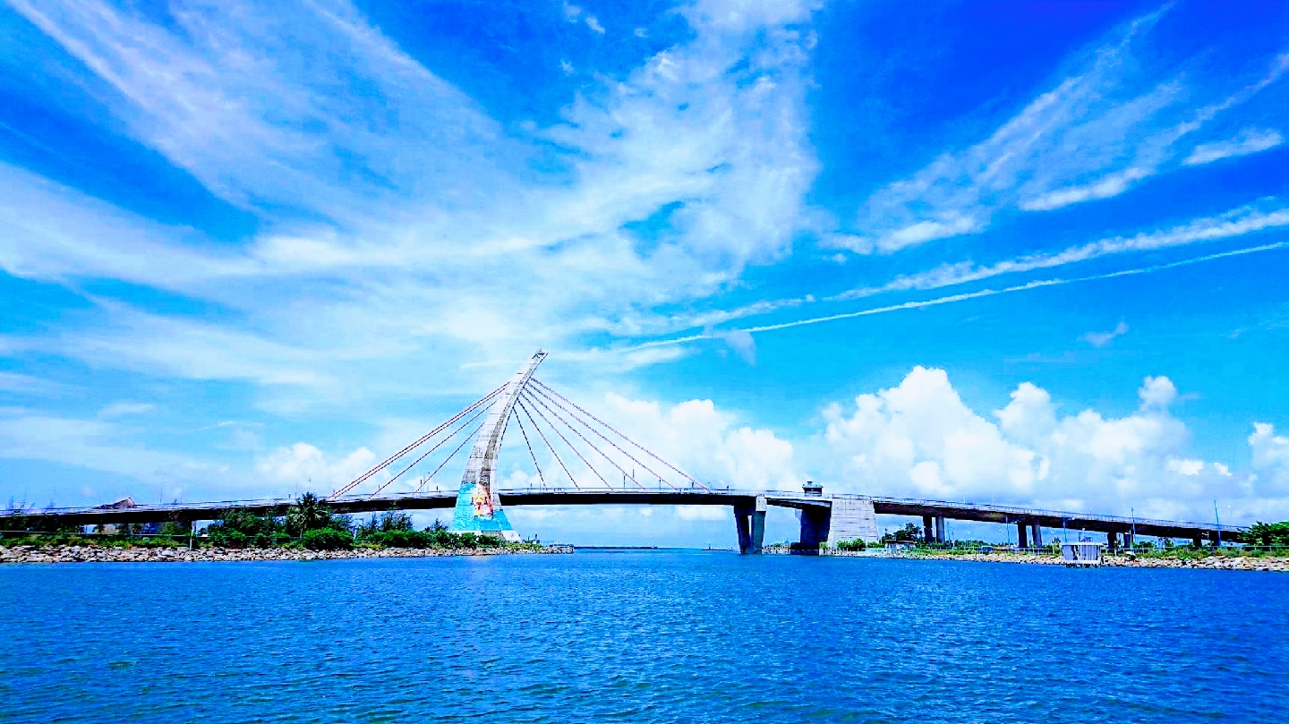 大鵬灣跨海大橋與藍天白雲