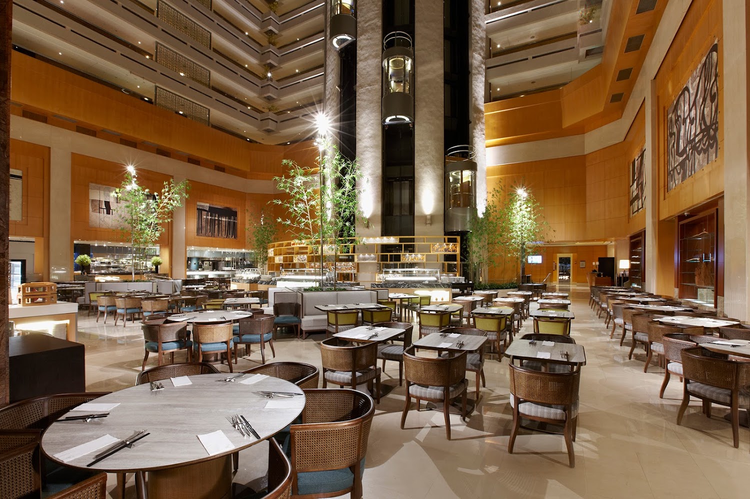 十二廚台北喜來登大飯店挑高大廳與餐廳空間