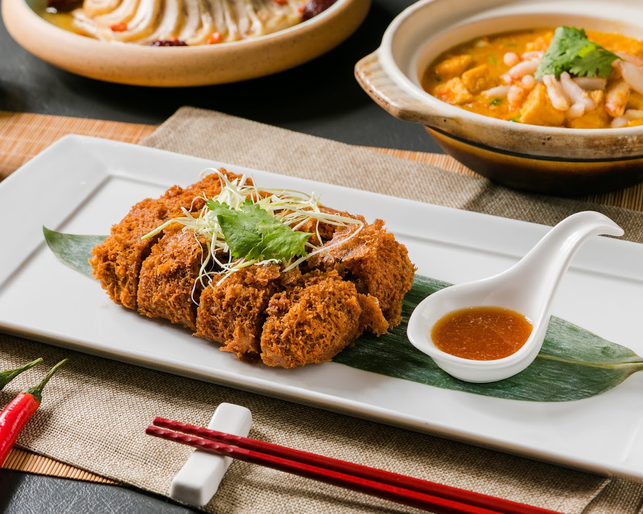 厝秘功夫菜炸物料理，搭配生菜與沾醬