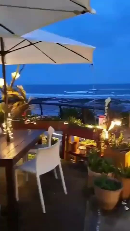 戶外露天咖啡座與海景天空